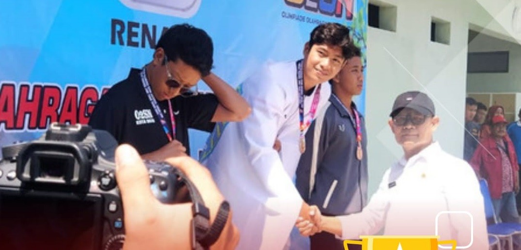 Muhammad Aras Hidayah: Siswa SMAN 2 Probolinggo Raih Juara 1 Lomba Renang 50M Gaya Dada O2SN Provins
