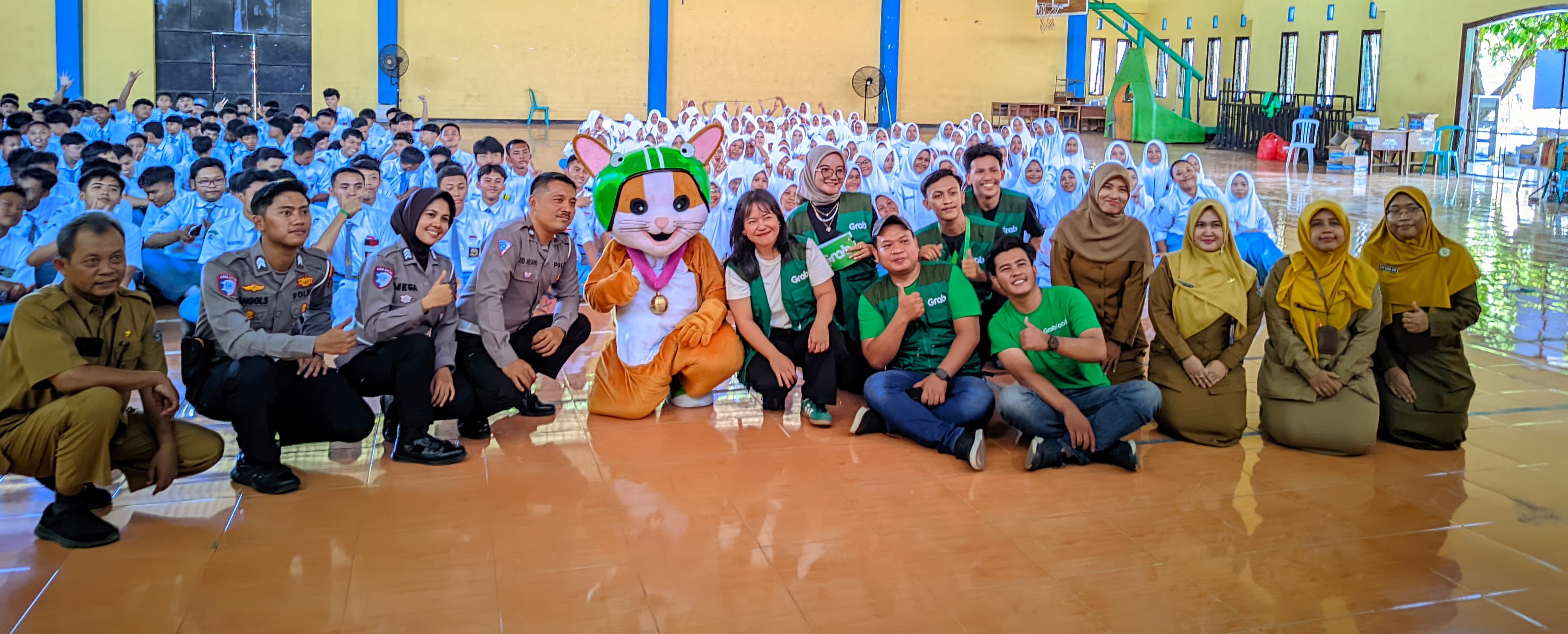Satlantas Probolinggo Kota dan Grab Gelar Edukasi Keselamatan Berkendara di SMAN 2 Probolinggo