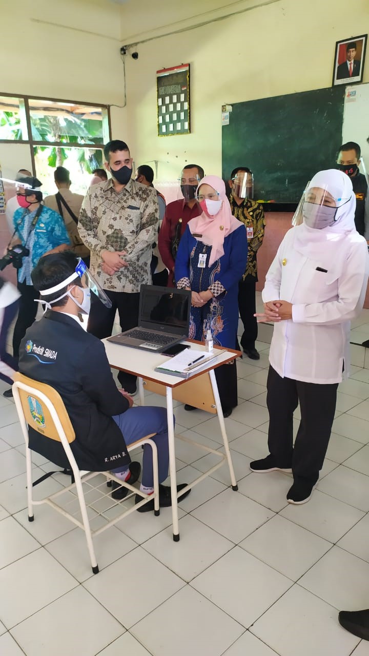 berkunjung_di_12_mipa1.jpg